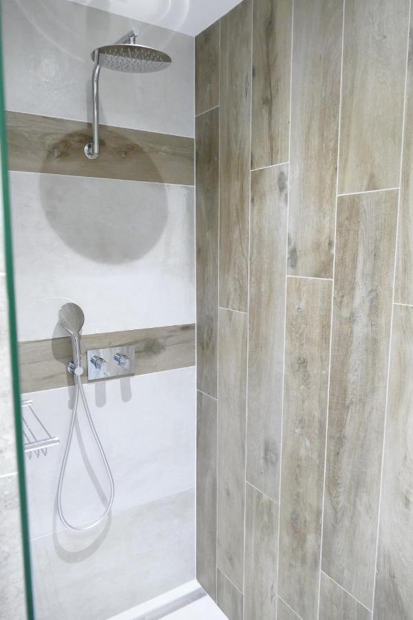 Les Agapanthes Bed & Breakfast Camphin-en-Pevele Bagian luar foto